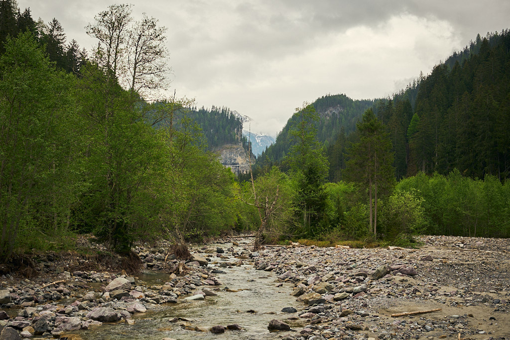Die Albula mit der Strasse am Bergüner Stein im Hintergrund Die Albula mit der Strasse am Bergüner Stein im Hintergrund