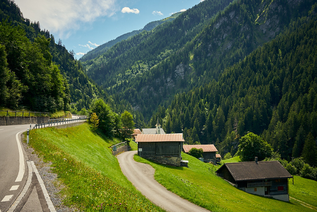 Die Häuser von St. Martin an der Strasse nach Vals