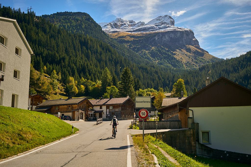 Ankunft im ersten Dorf Ausserferrera Ankunft im ersten Dorf Ausserferrera