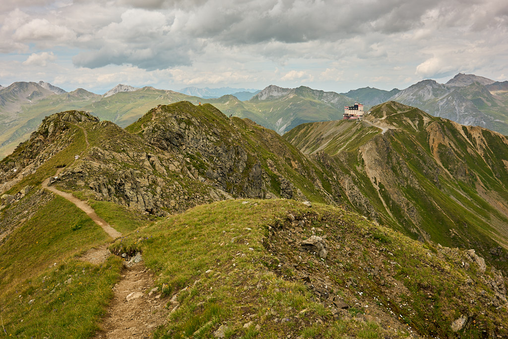 Blick vom Gratweg zurück zur Jakobshorn-Bergstation Blick vom Gratweg zurück zur Jakobshorn-Bergstation