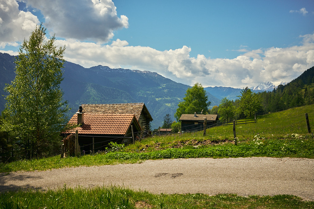 Hütten auf den Wiesen von Arella Hütten auf den Wiesen von Arella