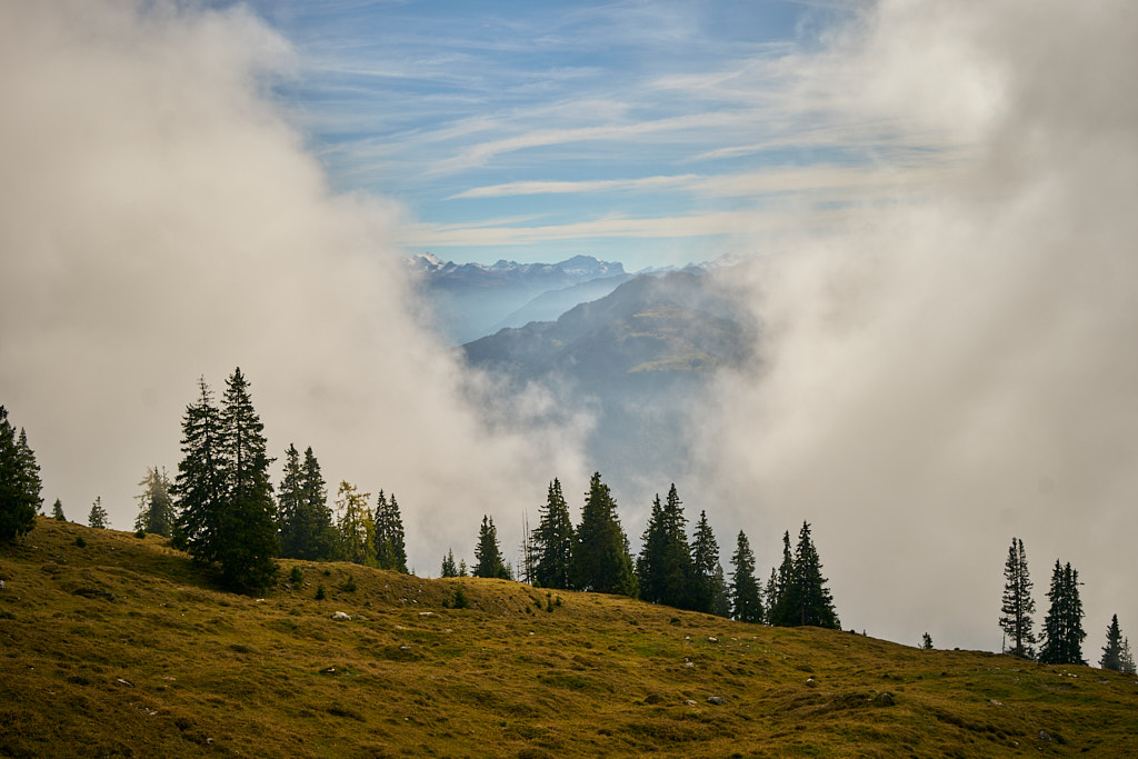 Dicke Wolkenschwaden ziehen über dem Tal durch