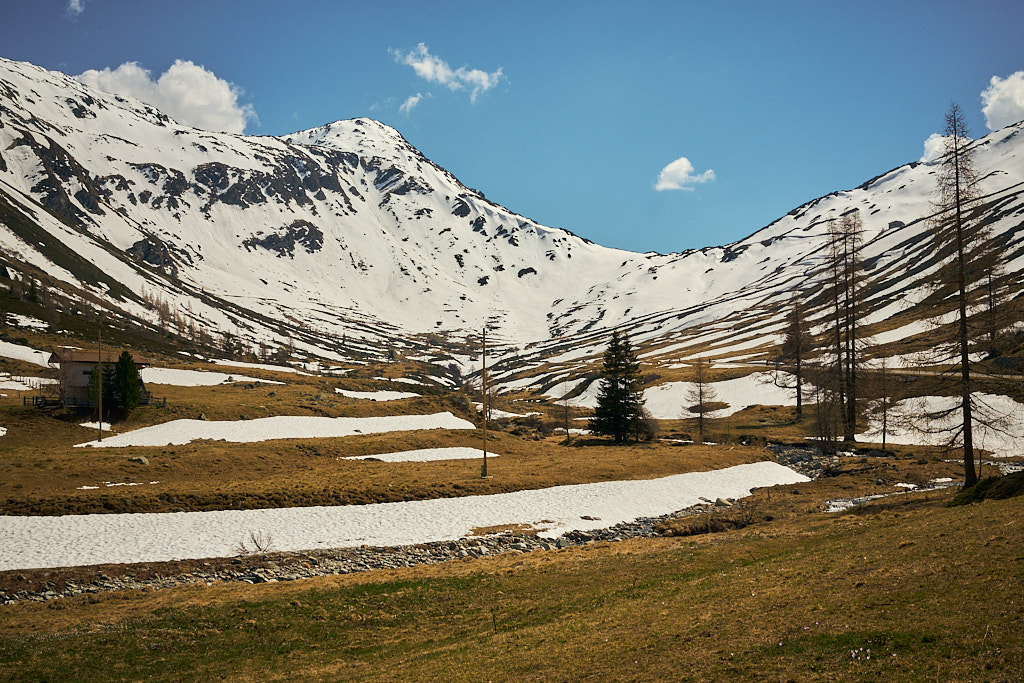 Erster Blick auf die noch verschneite Passhöhe Erster Blick auf die noch verschneite Passhöhe
