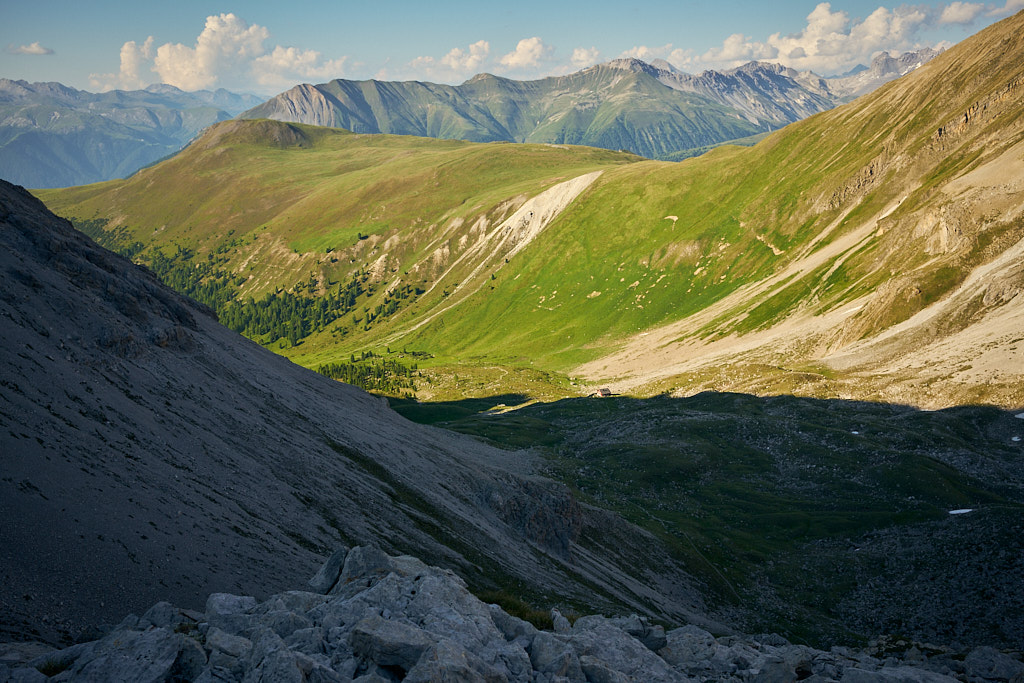 Blick vom Bot Radond auf die Ela-Hütte im letzten Sonnenlicht