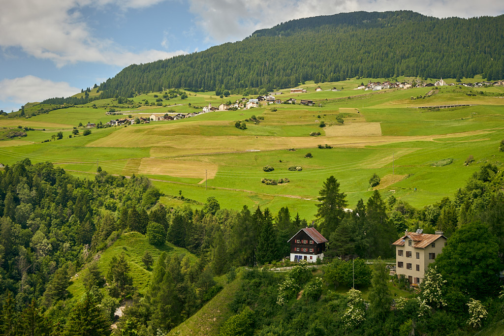 Blick hinauf zum Dorf Zorten Blick hinauf zum Dorf Zorten