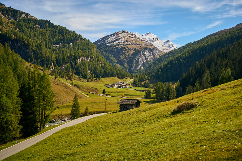 Aufstieg zum Staumauer-Tunnel vor dem Dorf Campsut Aufstieg zum Staumauer-Tunnel vor dem Dorf Campsut