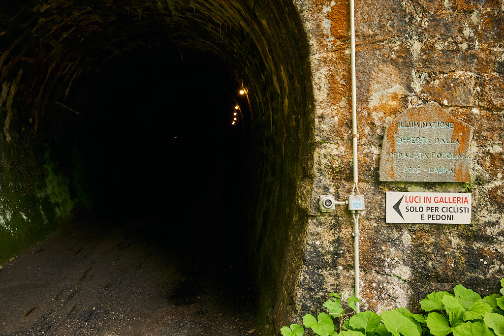 Tunnel im Val de Tril mit Licht auf Verlangen Tunnel im Val de Tril mit Licht auf Verlangen