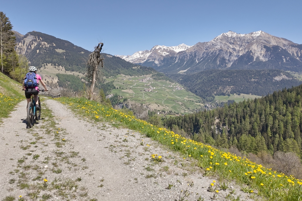 Unterwegs nach Mutten Unterwegs nach Mutten