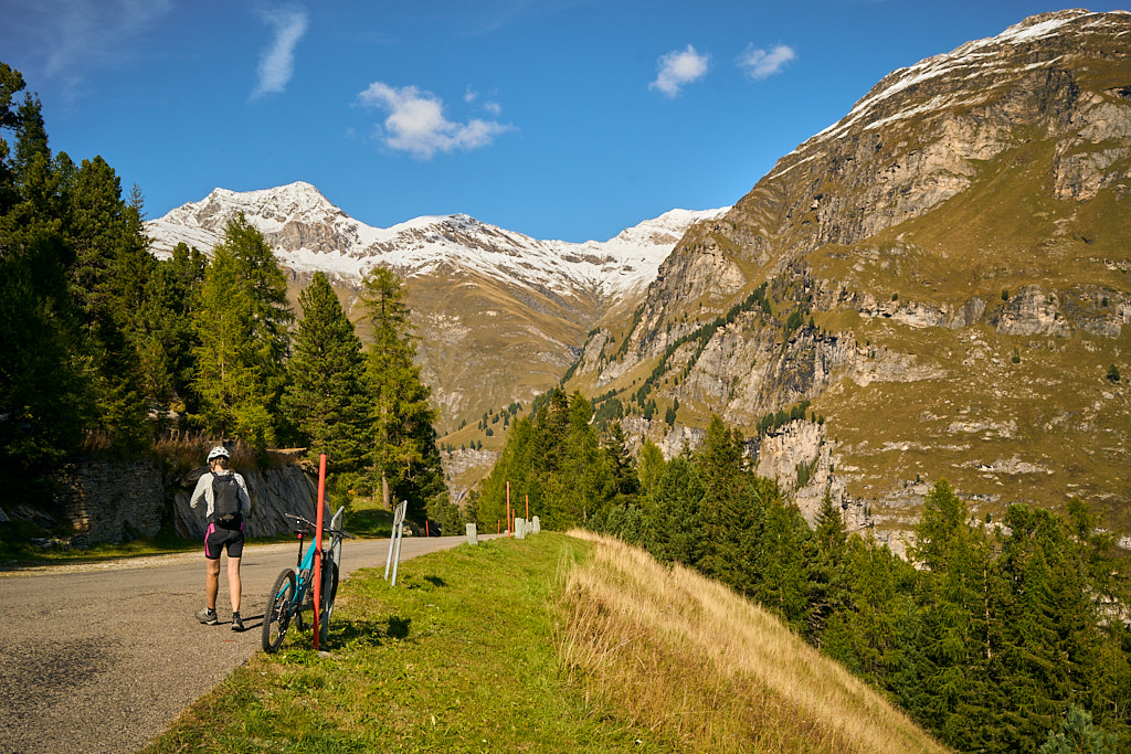 Warten auf die Grünphase beim Tunnel zur Staumauer Warten auf die Grünphase beim Tunnel zur Staumauer