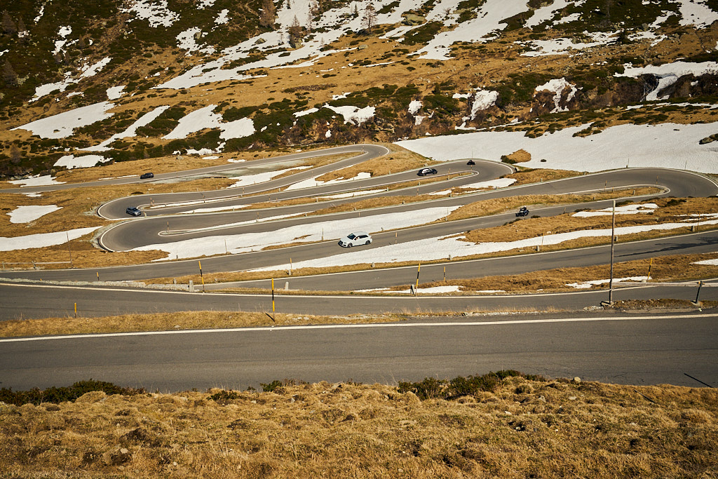 Die Serpentinen der Passstrasse von oben Die Serpentinen der Passstrasse von oben