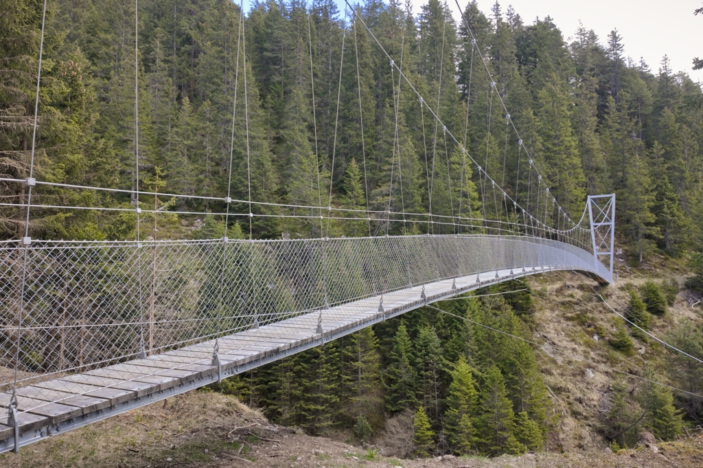 Überquerung der Hängebrücke Überquerung der Hängebrücke