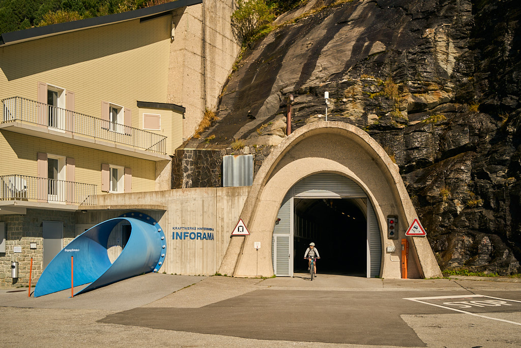 Fahrt durch den Tunnel und Ankunft auf der Staumauer Fahrt durch den Tunnel und Ankunft auf der Staumauer