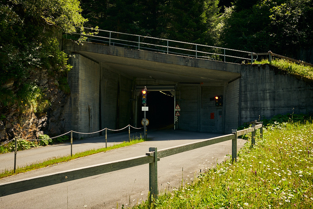 Vor dem Tunneleingang auf dem Weg nach Zervreila
