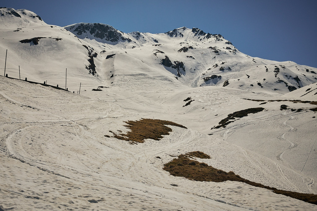 Intensiv befahrenes Skitourengelände am Pass Intensiv befahrenes Skitourengelände am Pass