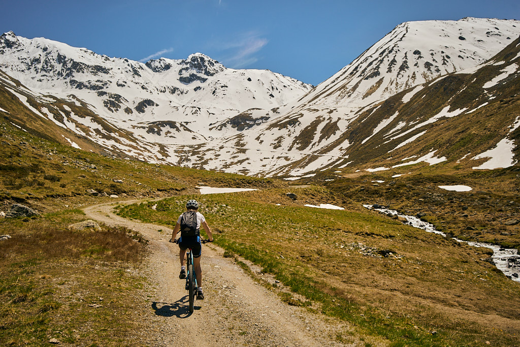 Die Landschaft um den Sertigpass ist noch verschneit Die Landschaft um den Sertigpass ist noch verschneit