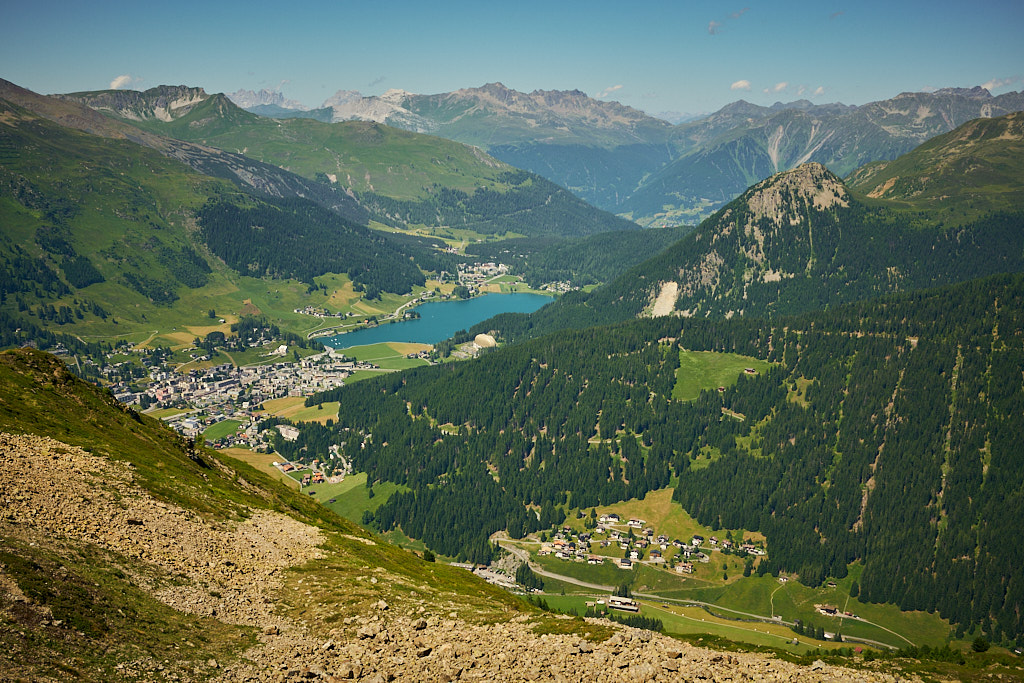 Blick von Brämabüel auf Davos Dorf mit Davosersee Blick von Brämabüel auf Davos Dorf mit Davosersee