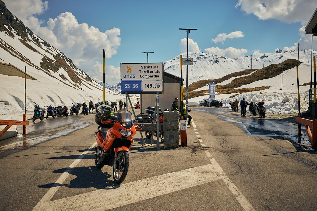 Emsiges Treiben auf der Passhöhe vom Splügenpass Emsiges Treiben auf der Passhöhe vom Splügenpass