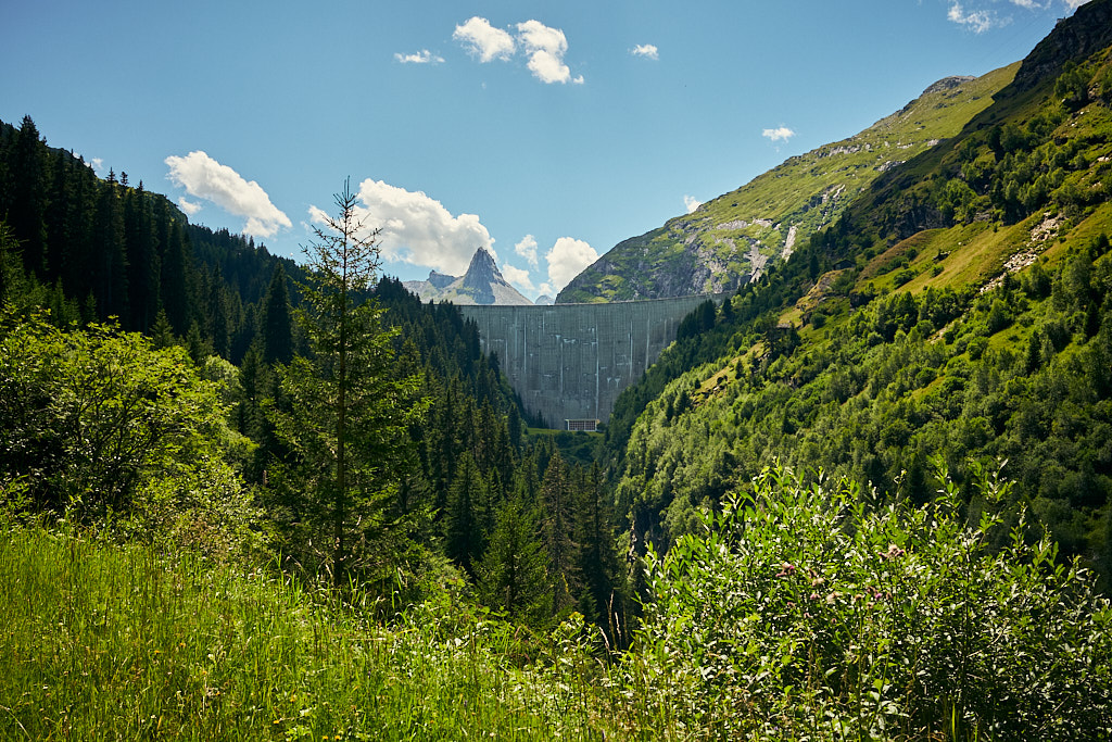 Erster Blick auf die Staumauer des Zervreilasees