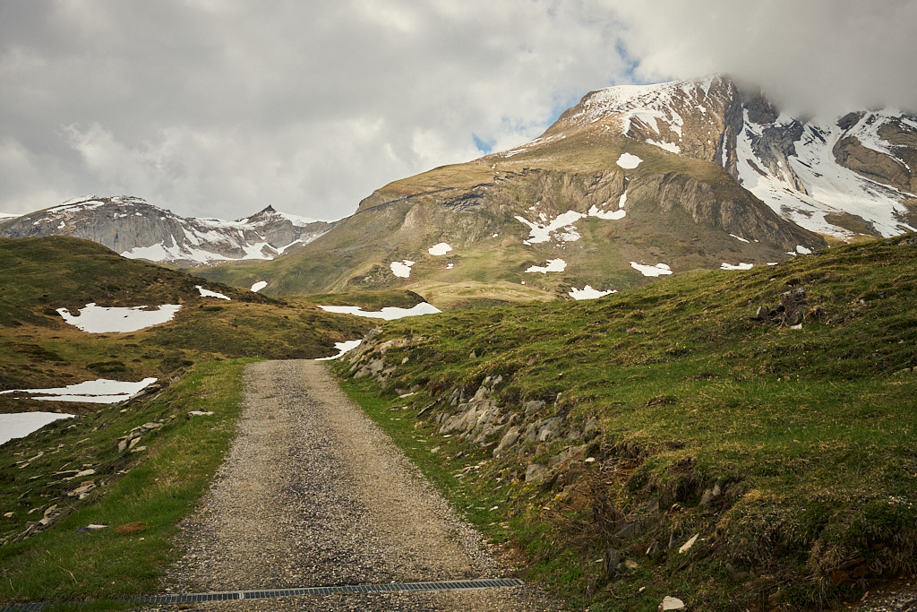 Erster Blick auf die wolkenverhangene Calandakette Erster Blick auf die wolkenverhangene Calandakette