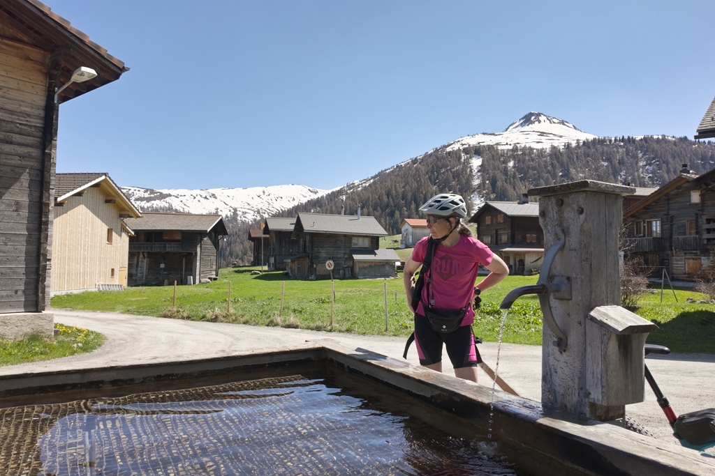 Nächster Wasserstopp am Dorfbrunnen Nächster Wasserstopp am Dorfbrunnen