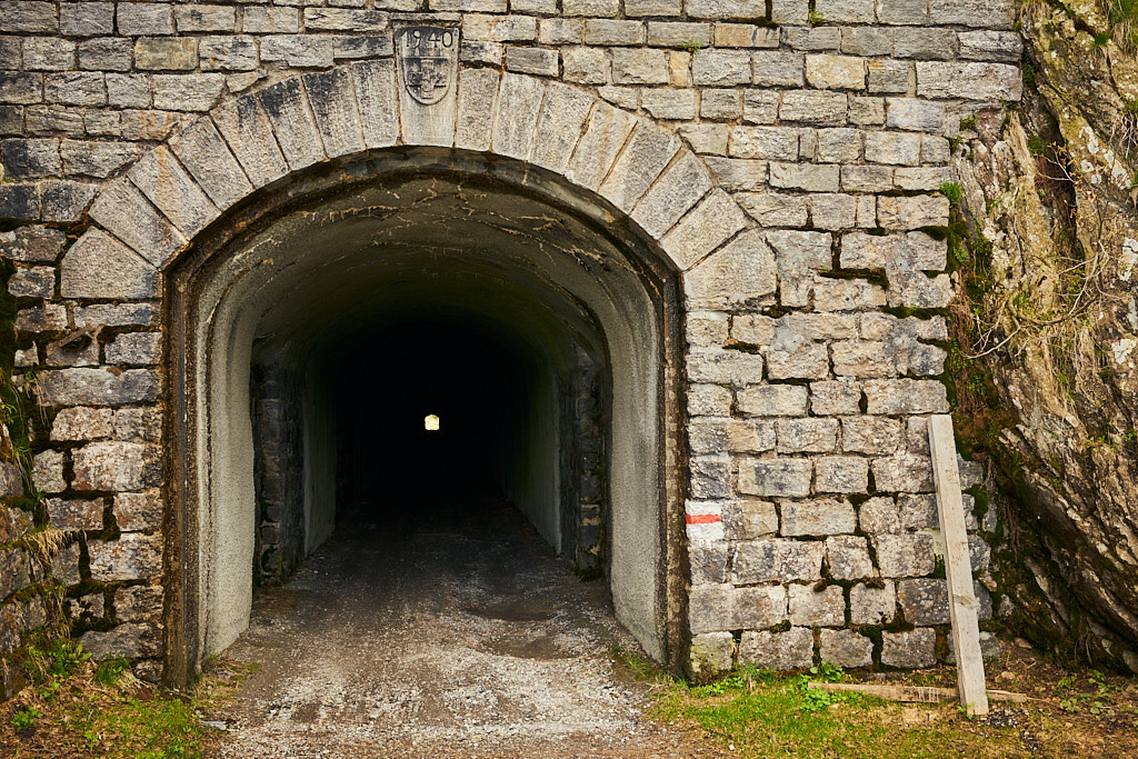 Der Tunnel durchs Gebirge zur Alpe di Cadinello Der Tunnel durchs Gebirge zur Alpe di Cadinello