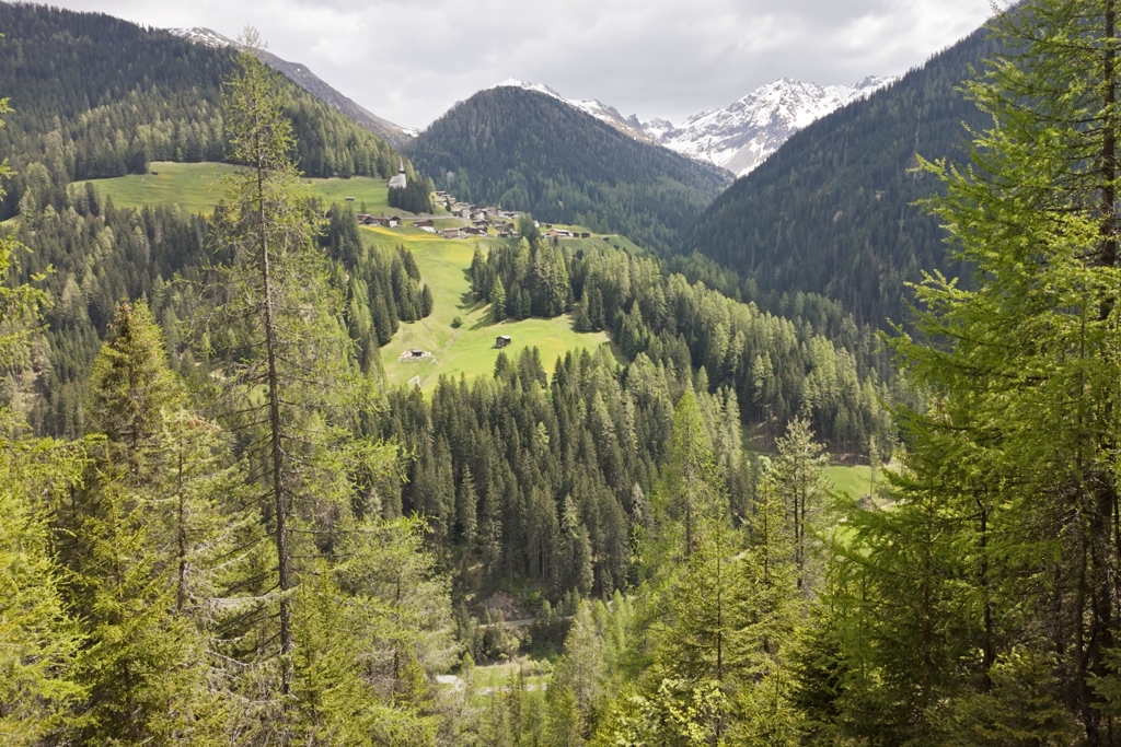 Blick auf Davos Monstein vom alten Zügenweg Blick auf Davos Monstein vom alten Zügenweg