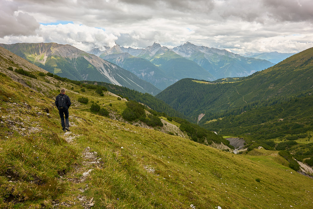 Auf dem Pfad zur Alp Nova über dem Platschtobel Auf dem Pfad zur Alp Nova über dem Platschtobel