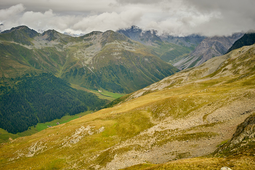 Blick hinunter ins angrenzende Sertigtal Blick hinunter ins angrenzende Sertigtal