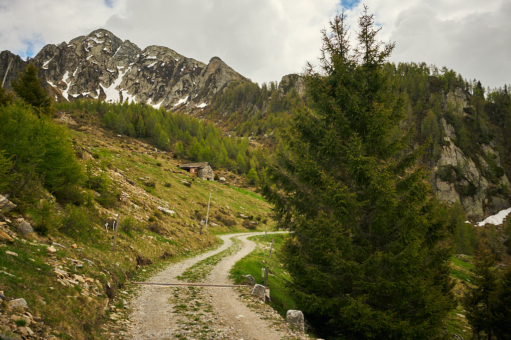 Der Weg führt weiter um den Corno di Gesero herum Der Weg führt weiter um den Corno di Gesero herum