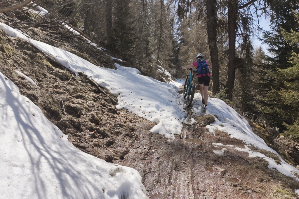 Überquerung von Schneefeldern auf dem Wanderweg Überquerung von Schneefeldern auf dem Wanderweg