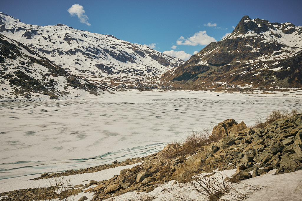 Blick zurück auf Montespluga und auf den See Blick zurück auf Montespluga und auf den See