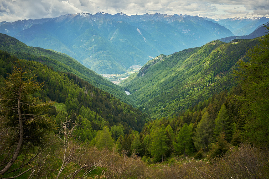 Tiefblick durchs Valle d'Arbedo zum Laghetto d'Orbello Tiefblick durchs Valle d'Arbedo zum Laghetto d'Orbello