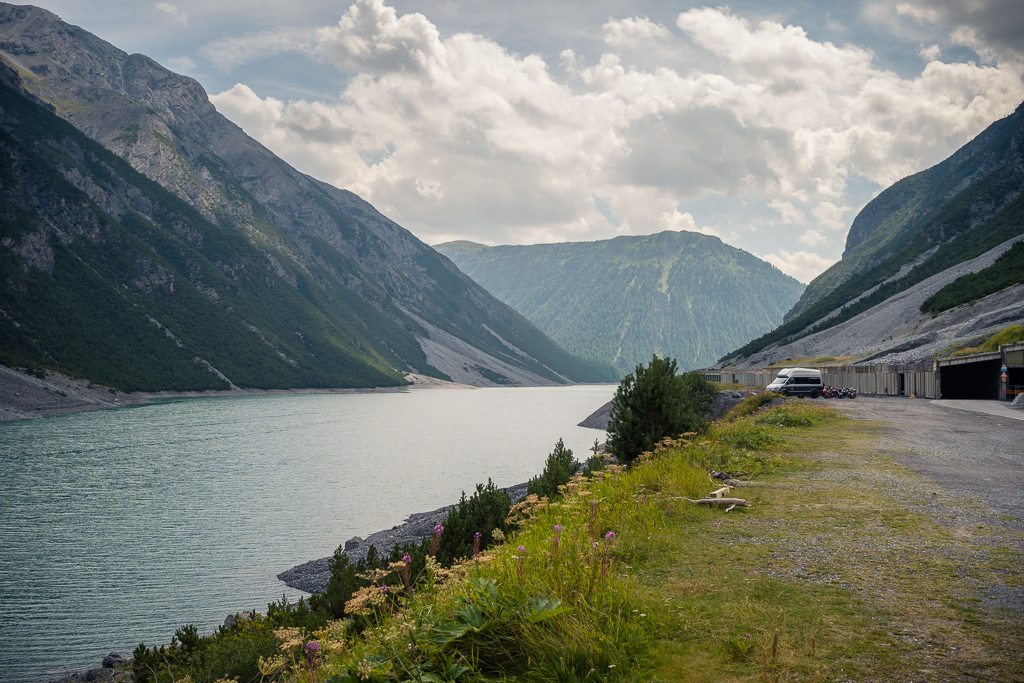 Am Seeufer entlang nach Livigno