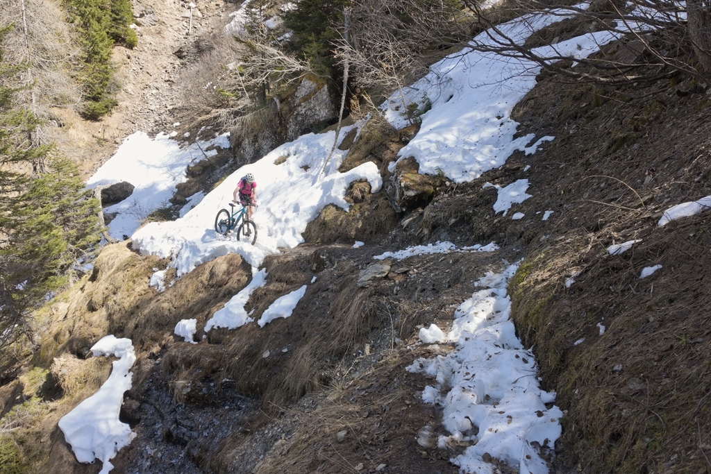 Überquerung von Schneefeldern auf dem Wanderweg Überquerung von Schneefeldern auf dem Wanderweg