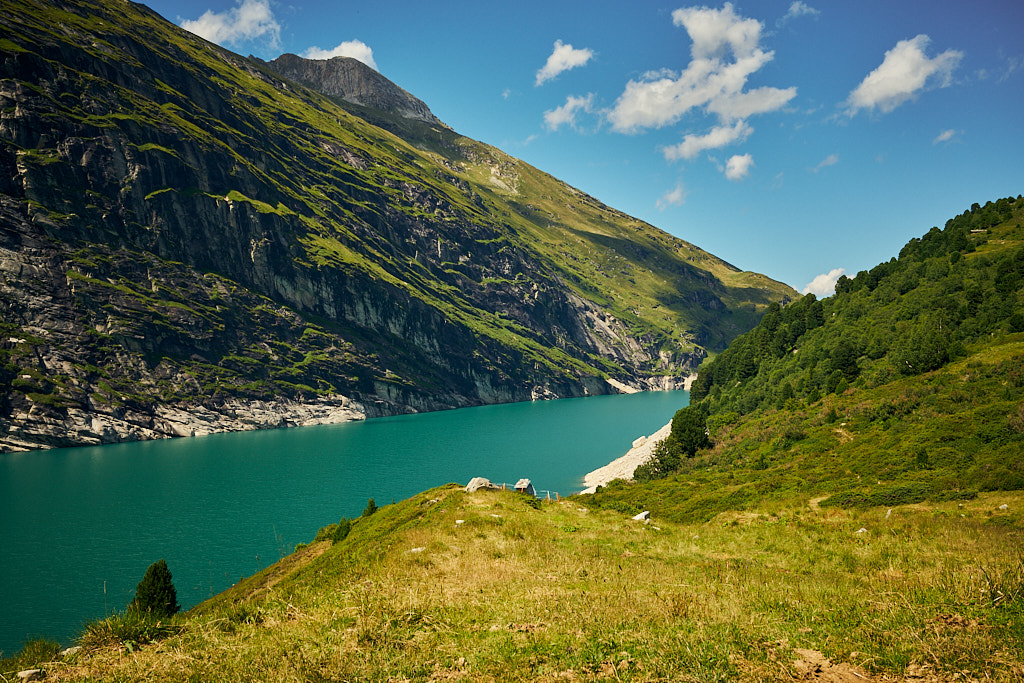 Ansicht vom Zervreilasee in Richtung Staumauer