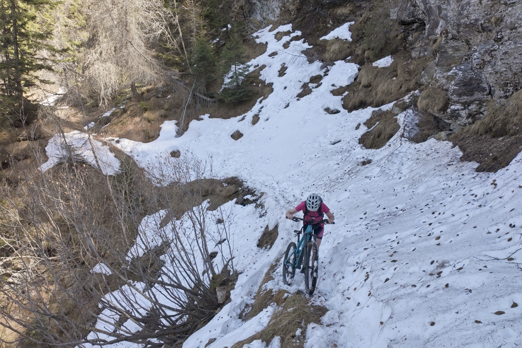 Überquerung von Schneefeldern auf dem Wanderweg Überquerung von Schneefeldern auf dem Wanderweg