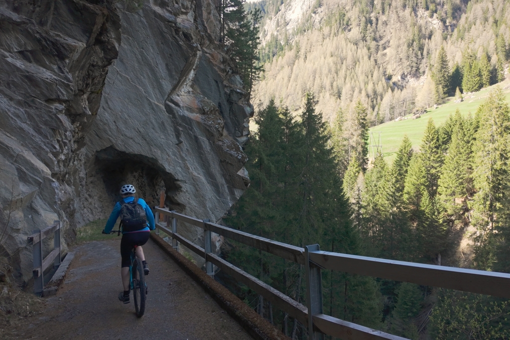 Auf der alten Averserstrasse neben dem dritten Tunnel Auf der alten Averserstrasse neben dem dritten Tunnel