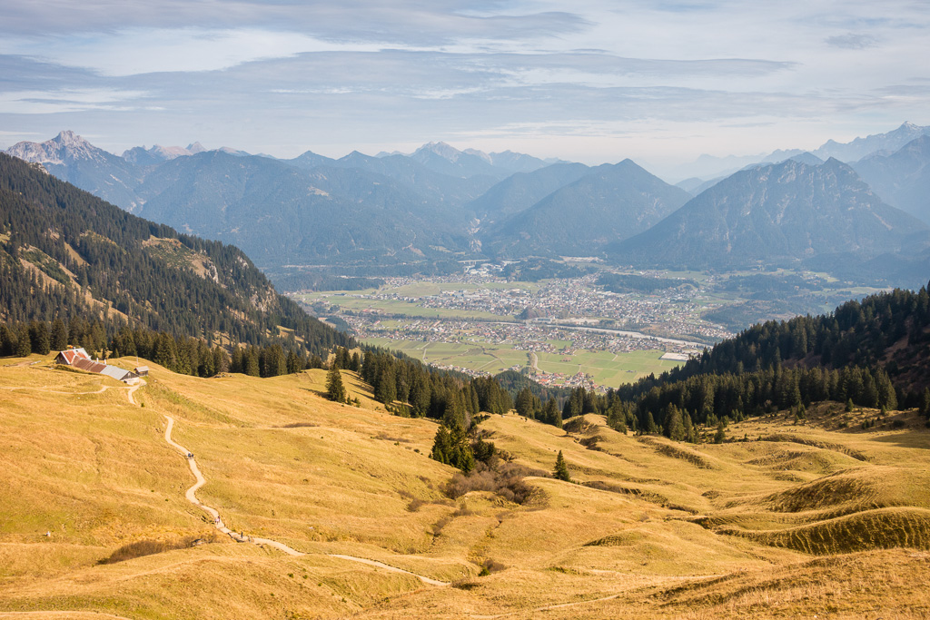 Blick auf den Weiterweg von der Lechaschauer Alpe