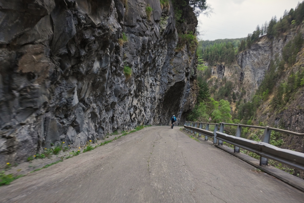 Abfahrt auf der alten Viamalastrasse nach Thusis Abfahrt auf der alten Viamalastrasse nach Thusis