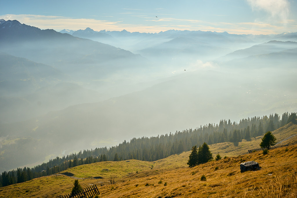 Herbstliche Dunstschleier über der Surselva