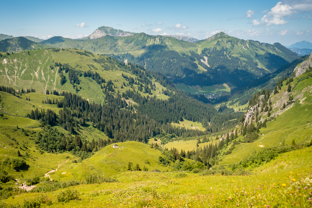 Blick hinunter auf das Bärgunttal und nach Baad