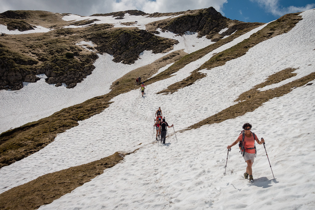 Abstieg über Schneefelder zum Oberen Gaisalpsee