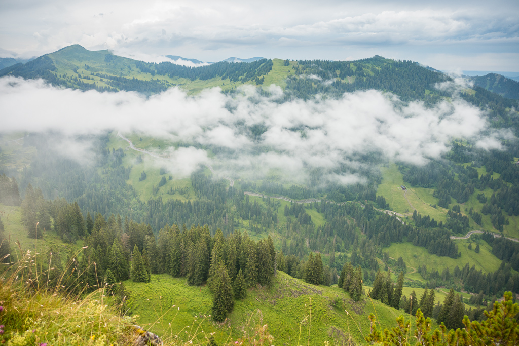 Vorbeiziehende Regenwolken über dem Riedbergpass