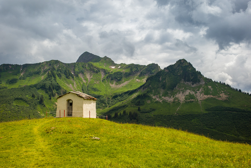 Alte Walserkapelle mit Glatthorn und Damülser Horn