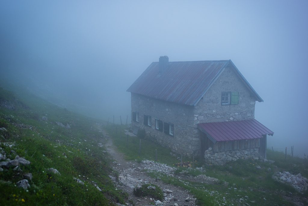 Die Sterzer Hütte taucht aus dem Nebel auf