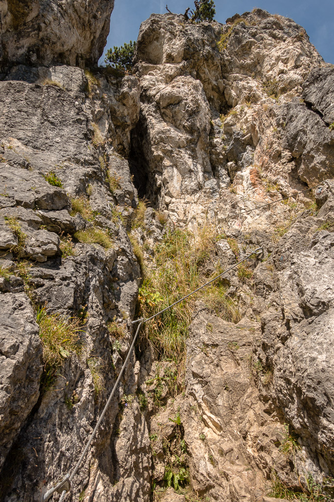 Steile Felsen leiten nun zum zweiten Felsdurchgang hinauf Steile Felsen leiten nun zum zweiten Felsdurchgang hinauf