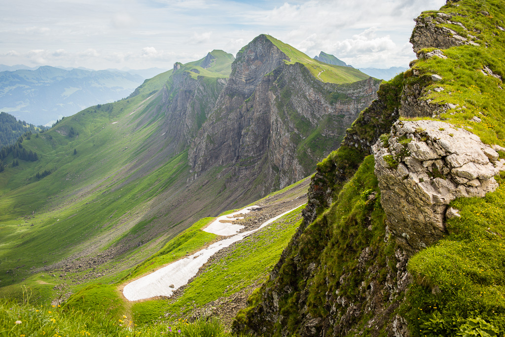 Tiefblick durch eine Scharte auf die Nordabbrüche der Kette