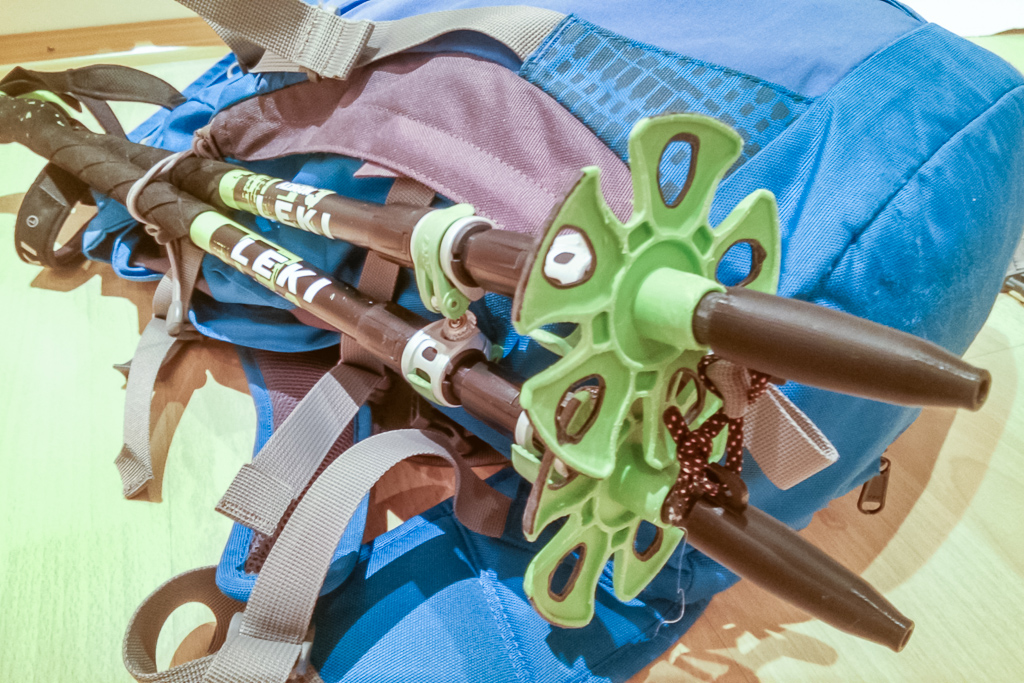 Stockhalter mit Stöcken und Rucksack